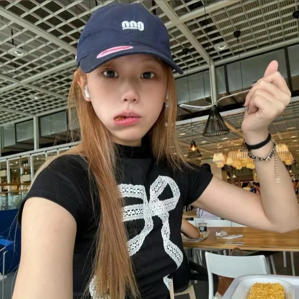 穿白丝绸的女人
